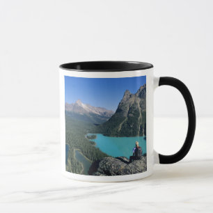 Wanderer mit Blick auf den türkis-farbenen See Tasse