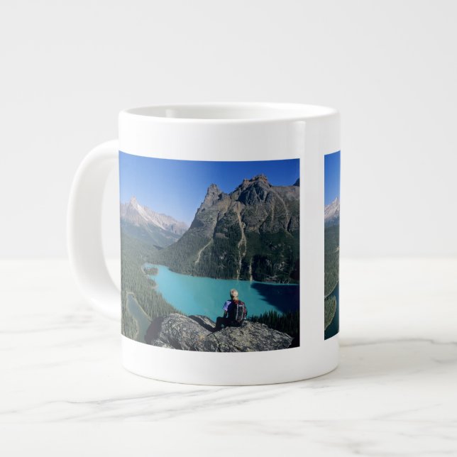 Wanderer mit Blick auf den türkisfarbenen See Jumbo-Tasse (Vorderseite Links)