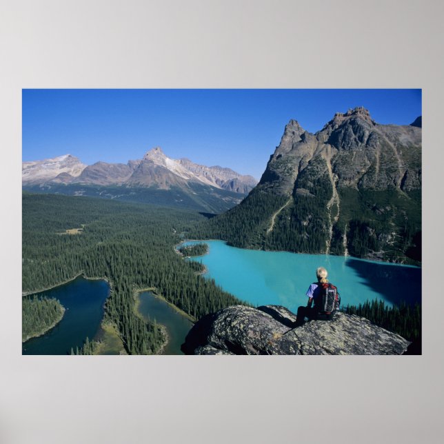 Wanderer mit Blick auf den türkisfarbenen See Poster (Vorne)