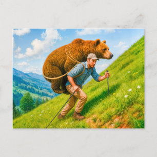 Wanderer trägt einen Bären auf einem Berg Feiertagspostkarte