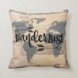Wanderlust Rustic Woodrome Kissen<br><div class="desc">Wanderlust Rustikales Waldwanderkissen für jeden, der Lieben hat, zu reisen, zu wandern, zu erkunden und auf Abenteuer zu reisen. Dieses Kissen hat ein Vintages Holzdesign mit einer Karte der Kontinente der Welt und verschiedenen Pfeildesigns, mit dem Wort "Wanderlust" in der Schrift. Dies ist ein großartiges Geschenk für Reisende und für...</div>