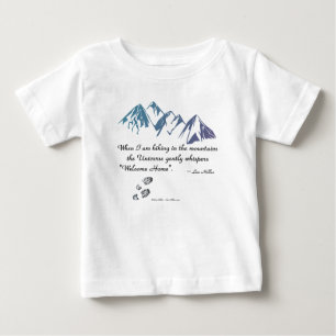 Wandern Berge Universum flüstert Willkommen Zuhaus Baby T-shirt