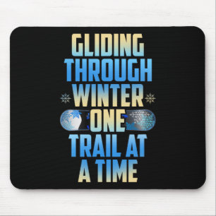 Wandern durch den Winter - ein Weg nach dem andere Mousepad