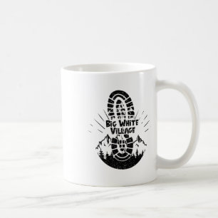 Wandern im großen weißen Dorf Wanderurlaub Ski Kaffeetasse