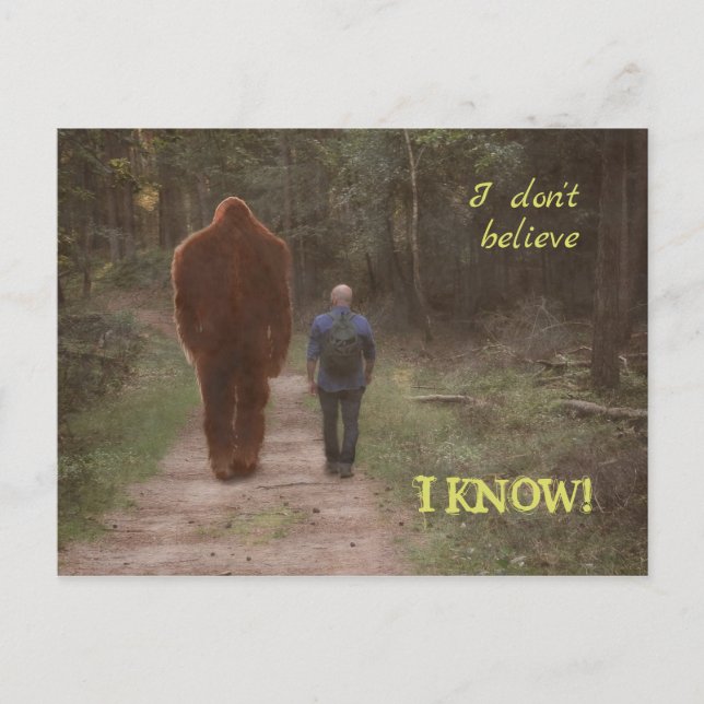 WANDERN MIT BIGFOOT SASQUATCH - ICH WEISS POSTKARTE (Vorderseite)
