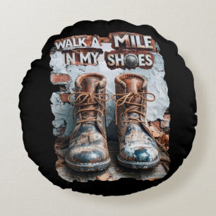 Wandern Sie eine Meile in meinen Schuhen - Inspira Rundes Kissen
