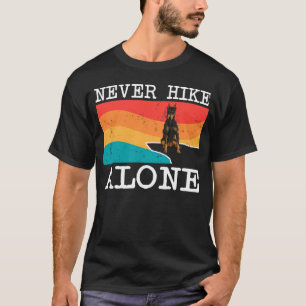 Wandern Sie niemals allein Dobermann Pinscher Graf T-Shirt