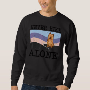 Wandern Sie niemals allein Norwich Terrier Hund Wa Sweatshirt