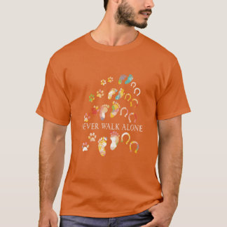 Wandern Sie niemals allein Pferd- und Hundeliebhab T-Shirt