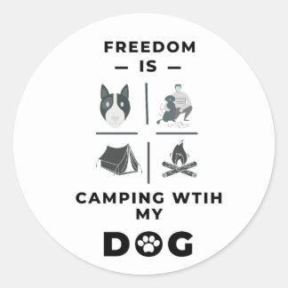 Wandern und Camping Outdoor with Dog is Freedom Runder Aufkleber