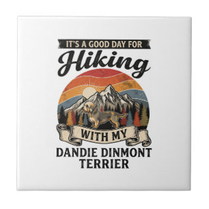 Wandernder Dandie Dinmont Terrier Hund Berg Retro Fliese