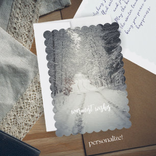 Wanderweg durch einen schneebedeckten Winterwald Feiertagskarte