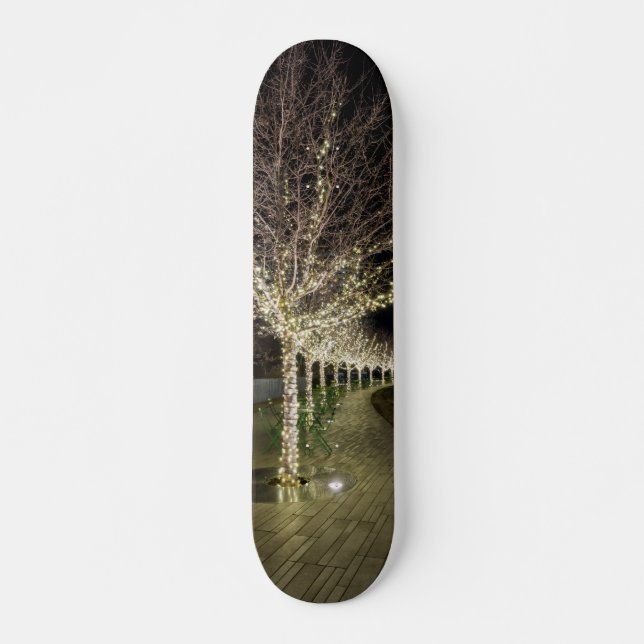 Wanderweg mit leuchtenden Bäumen Skateboard (Vorne)