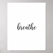 Wandkunst mit dem Zitat 'Breathe' in Schreibschrif