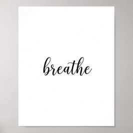 Wandkunst mit dem Zitat 'Breathe' in Schreibschrif Poster