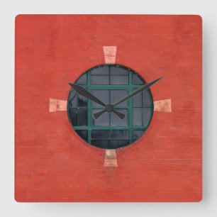 Wanduhr am Fenster