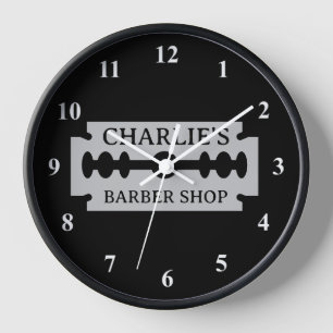 Wanduhr aus der Barbertraberei mit Rasierklingen