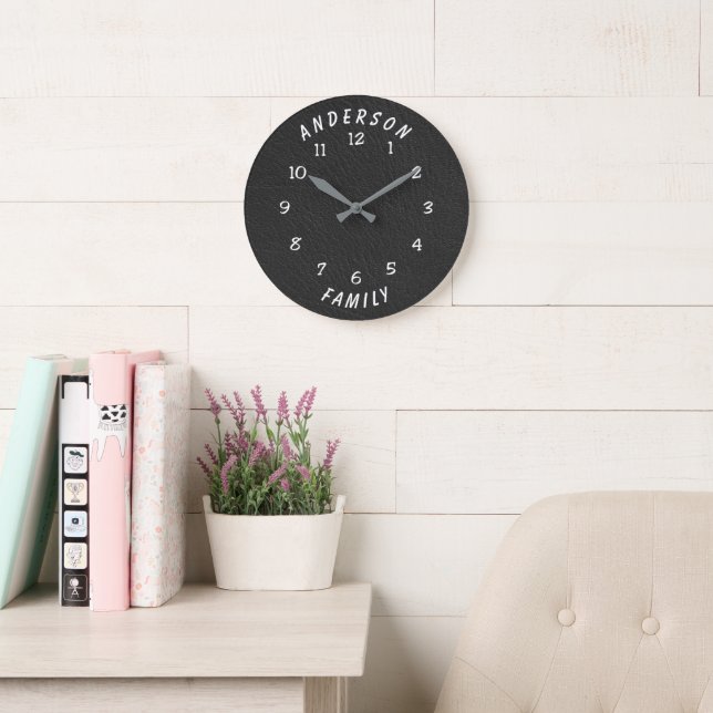 Wanduhr mit Familienname (Lesesaal)