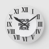 Wanduhr mit römischen Ziffern mit Foto und Namen