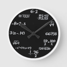 Wanduhr mit schwarzweißer Gleichung