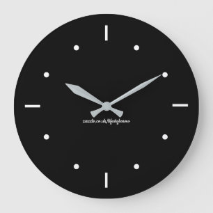 Wanduhr - Weiß auf schwarzem Hintergrund