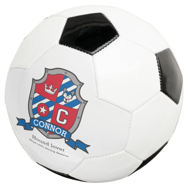 Wappen Buchstabe C, rot-blaue Krone Hund Connor Fußball (Dreiviertel)