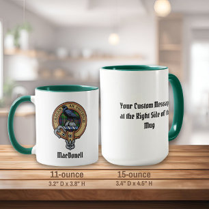 Wappen des Clan MacDonell of Glengarry über Tartan Tasse