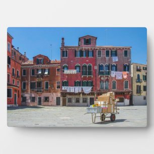Warenkorb mit Kartons in Venedig Fotoplatte