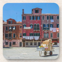 Warenkorb mit Kartons in Venedig