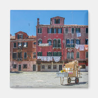 Warenkorb mit Kartons in Venedig