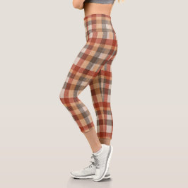 Warme Herbst-Karostoff-Textur in Rost und Beige Capri Leggings