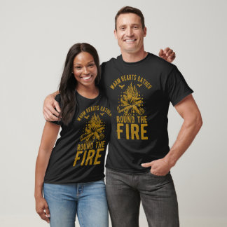 Warme Herzen sammeln sich um das Feuer Feuer Feuer T-Shirt