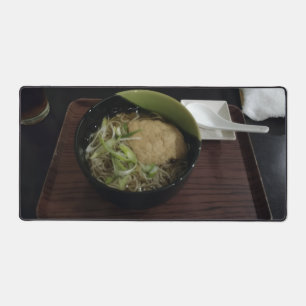 Warme Kitsune-Udon-Nudelsuppe mit Aburaage und Sc Schreibtischunterlage