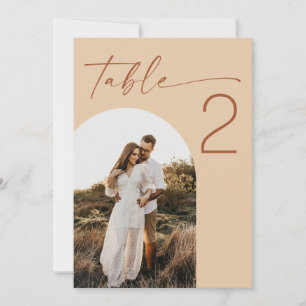 Warme Pfirsichsand-Bogen-Foto-Hochzeitstisch-Numme Einladung