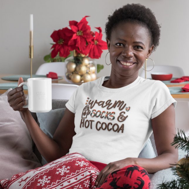 Warme Socken Hot Cocoa Weihnachten T-Shirt (Von Creator hochgeladen)