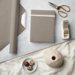 Warme Stone Brown Solid Color Geschenkpapier<br><div class="desc">Vollfarbiges Papier in einer großen Farbvielfalt für alle Ihre Hochzeitsgeschenke und Duschgeschenke. Die Farben für 2025 sind dunkel und fett,  und das ist es,  was Sie in meinen neuesten Designs mit Farbnamen von verschiedenen Designfirmen finden werden.</div>
