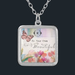 Warme Tulips und Schmetterlingsquote, kundenspezif Versilberte Kette<br><div class="desc">Dieses warme,  reiche Design verfügt über eine papiertexturierte Kulisse mit einem bemalten Tulips-Feld und einem Schmetterling. Das Zitat "Be Your Own Art of Beautiful" ist mit einem eleganten Kalligrafieschreiben geschrieben. Ein verlassen Kranz legt Ihren eigenen individuellen Monogramm Initial. Ein großartiges Geschenk und eine Dekoration für sich.</div>