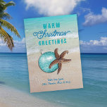 Warme Weihnachtsgrüße Starfish Beach Szene Feiertagskarte<br><div class="desc">Beach Szene und Seestern flach "warme Weihnachten" Grußkarten. Tropisch türkisfarbenes Wasser,  Surfen und Sand ist der Hintergrund für Gruß und Signatur. "Weihnachten" kann leicht in "Jahreszeiten" oder "Feiertage" umgeändert werden. Ein brauner Seestern mit runden Baumschmuck ist das Bild. Reverse ist solide aqua blau.</div>