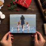 Warme Wishings Beach Family Foto Weihnachtskarte Feiertagskarte<br><div class="desc">Weihnachts-Grußkarte in einem am Strand inspirierten "warmen Wünsche" Foto-Design. Angepasst mit Ihrem Foto und dem Namen Ihrer Familie. Diese Weihnachtskarte am Strand kehrt zu einem blau-weiß gestreiften nautischen Streifen auf der Rückseite zurück.</div>