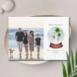 Warme Wishs Flamingo Snow Globe Weihnachtsfest Fot Feiertagskarte<br><div class="desc">Illustration eines Flamingos in einem Schneeglobe mit 2 Palmen. Flamingo trägt Weihnachtsmannmütze und passenden Schal.</div>