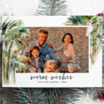 Warme Wünsche | Tropical Beach Christmas Foto Feiertagskarte<br><div class="desc">Schicken Sie Ihre Feriengrußkarten stilvoll mit dieser einfachen und süßen Weihnachtskarte. Egal zu welcher Jahreszeit, wir können so tun, als wären wir auf einer tropischen Insel voller tropischer Vegetation! Zimmer für eines Ihrer Lieblings-Fotos und eine individuelle Nachricht auf der Rückseite. Fügen Sie diesem Design Ihre benutzerdefinierte Formulierung hinzu, indem Sie...</div>