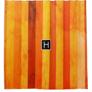 Warmes, gewittertes Orange Red Stripes Monogramm Duschvorhang