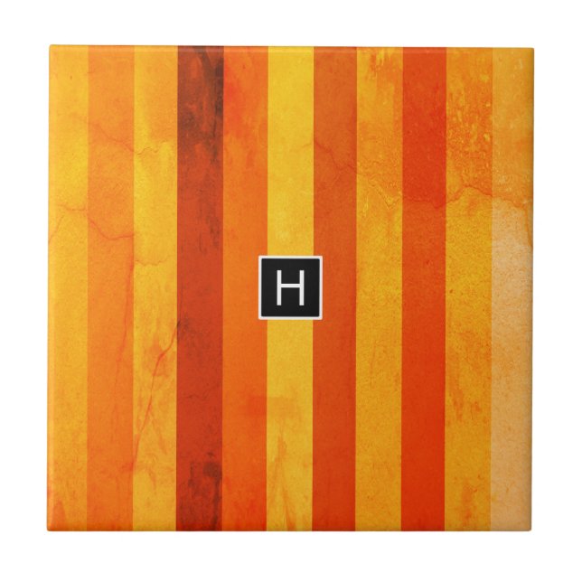 Warmes, gewittertes Orange Red Stripes Monogramm Fliese (Vorderseite)