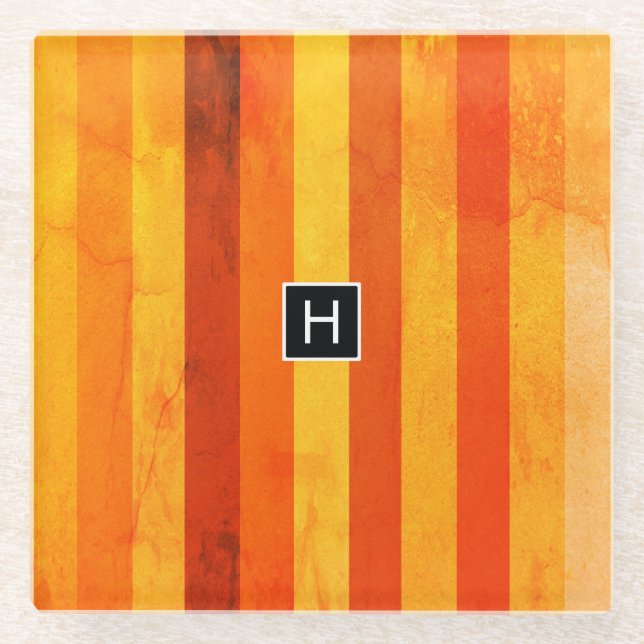 Warmes, gewittertes Orange Red Stripes Monogramm Glasuntersetzer (Vorderseite)