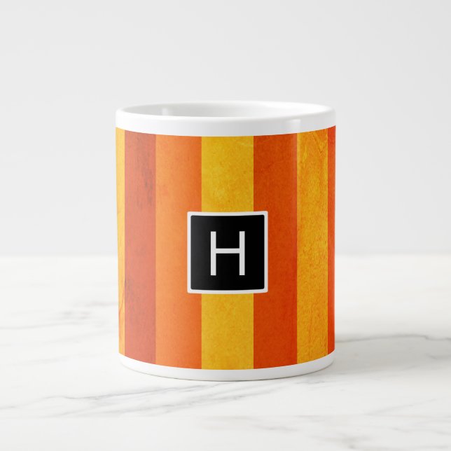 Warmes, gewittertes Orange Red Stripes Monogramm Jumbo-Tasse (Vorderseite)