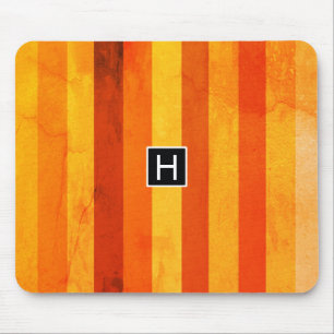 Warmes, gewittertes Orange Red Stripes Monogramm Mousepad
