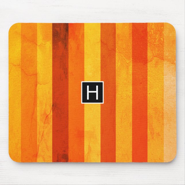Warmes, gewittertes Orange Red Stripes Monogramm Mousepad (Vorne)