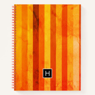 Warmes, gewittertes Orange Red Stripes Monogramm Notizbuch