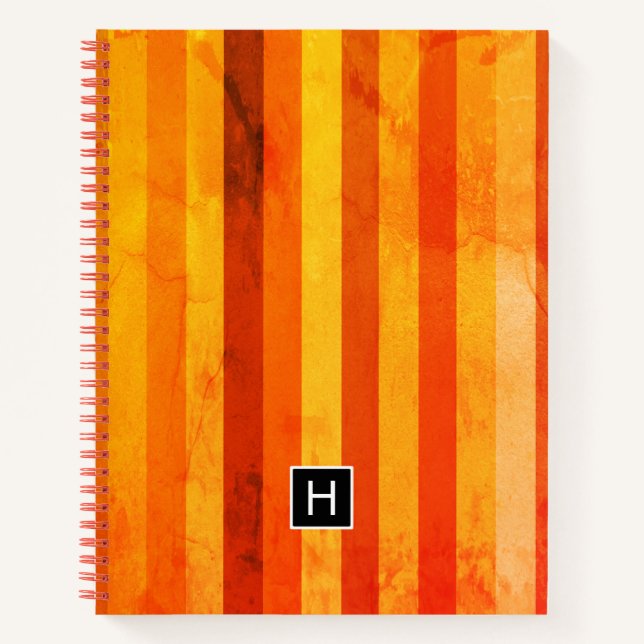 Warmes, gewittertes Orange Red Stripes Monogramm Notizbuch (Vorderseite)