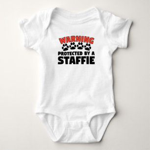Warnen geschützt durch ein Staffie Baby Strampler
